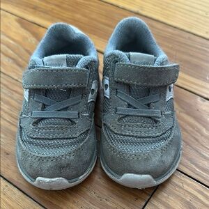 Saucony Gray Sneakers with Velcro Strap and Cushioned Ankle